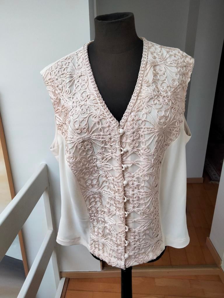 Luxueus vestje.licht roze afgewerkt met haakwerk ., Ophalen of Verzenden, Zo goed als nieuw, Roze