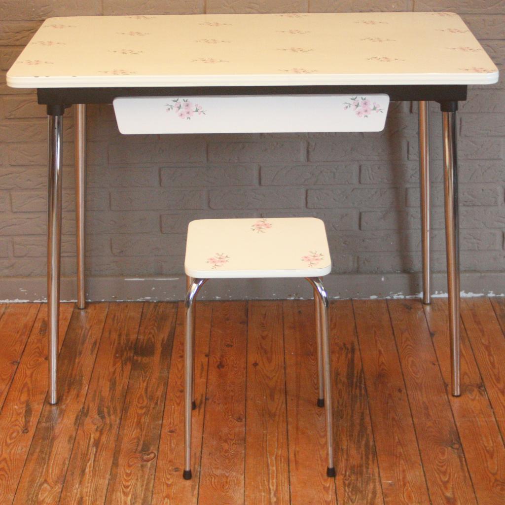Hagelwitte Formica Tafel Met Bloemenmotief / Jaren 60, Enlèvement