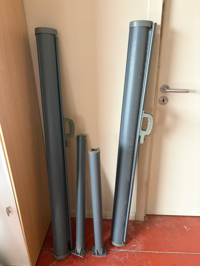 2 uitschuifbare windschermen, Ophalen, Zo goed als nieuw