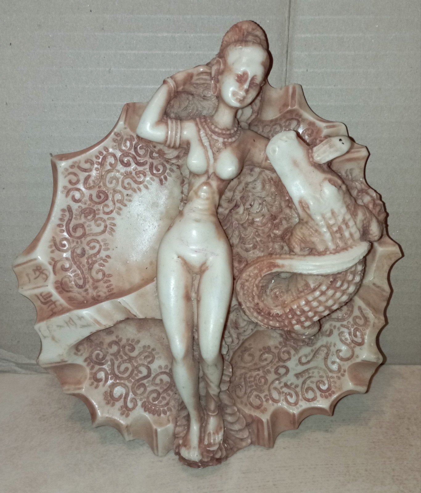 Vintage asbak in de vorm van een vrouw en krokodil, Verzamelen, Rookartikelen, Aanstekers en Luciferdoosjes, Ophalen of Verzenden