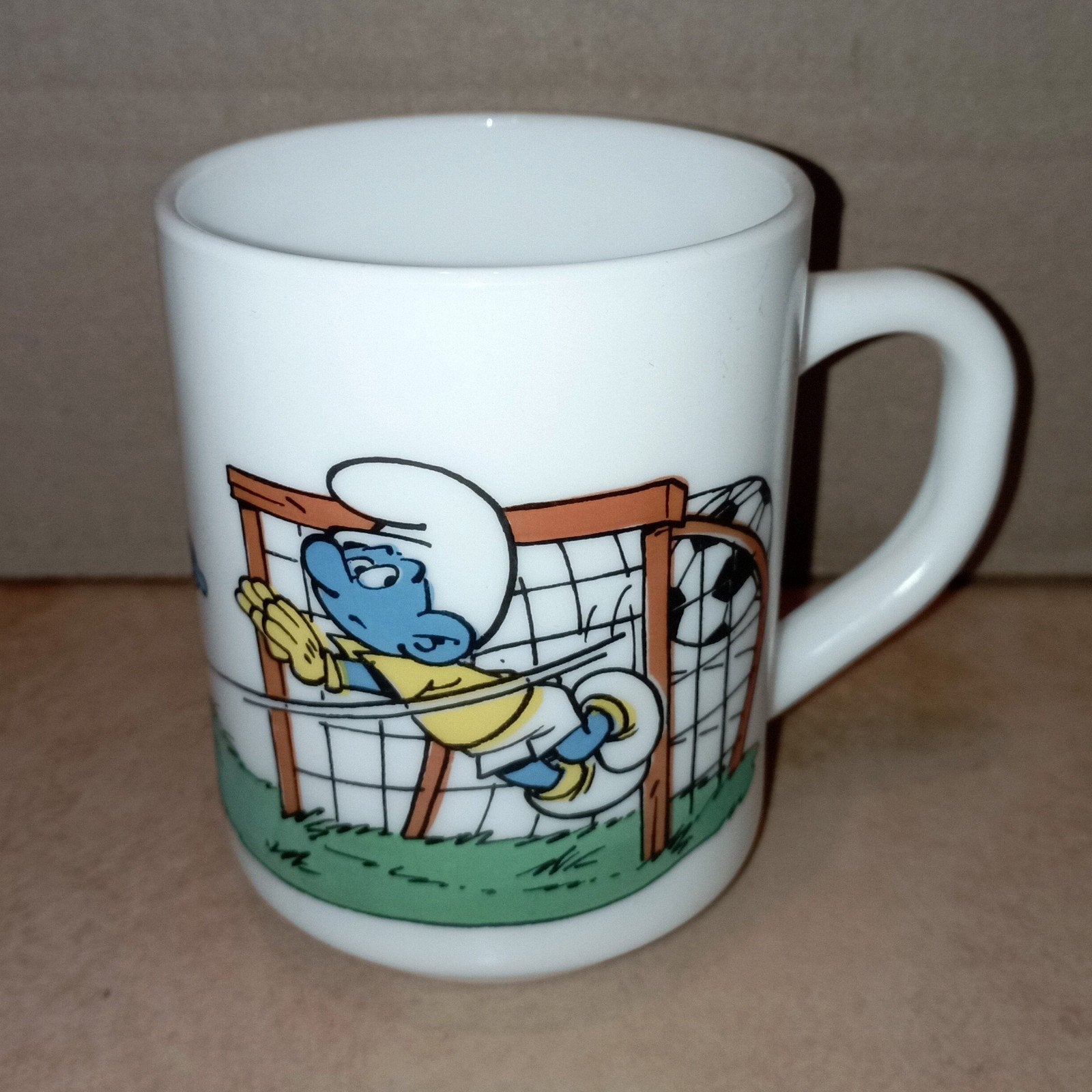 Koffietas/ mok De Smurfen - voetbalthema (Peyo, 1990), Collections, Schtroumpfs, Enlèvement ou Envoi, Comme neuf, Différents Schtroumpfs
