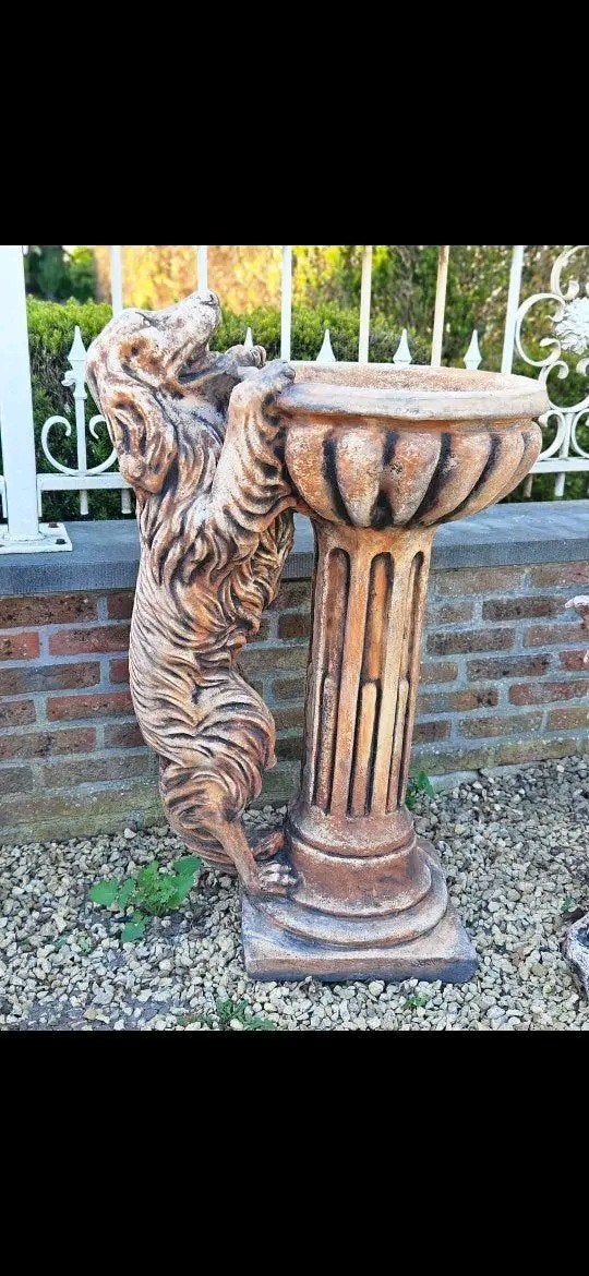 Betonnen hond met bloempot, Enlèvement, Béton