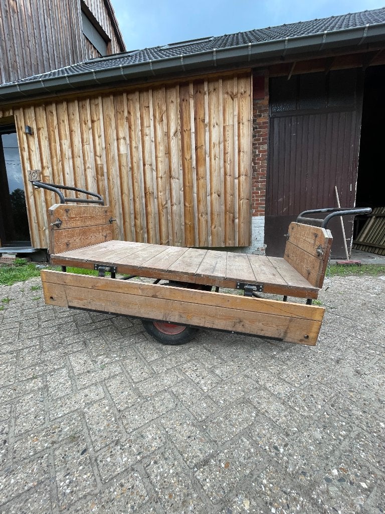 Oude stationkar van de post, Ophalen