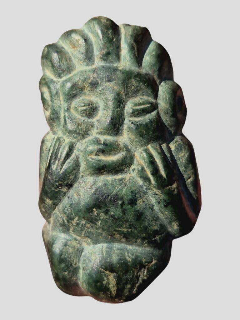 Pre-Columbiaans kunstbeeld in groene steen van 10 cm hoog, Ophalen