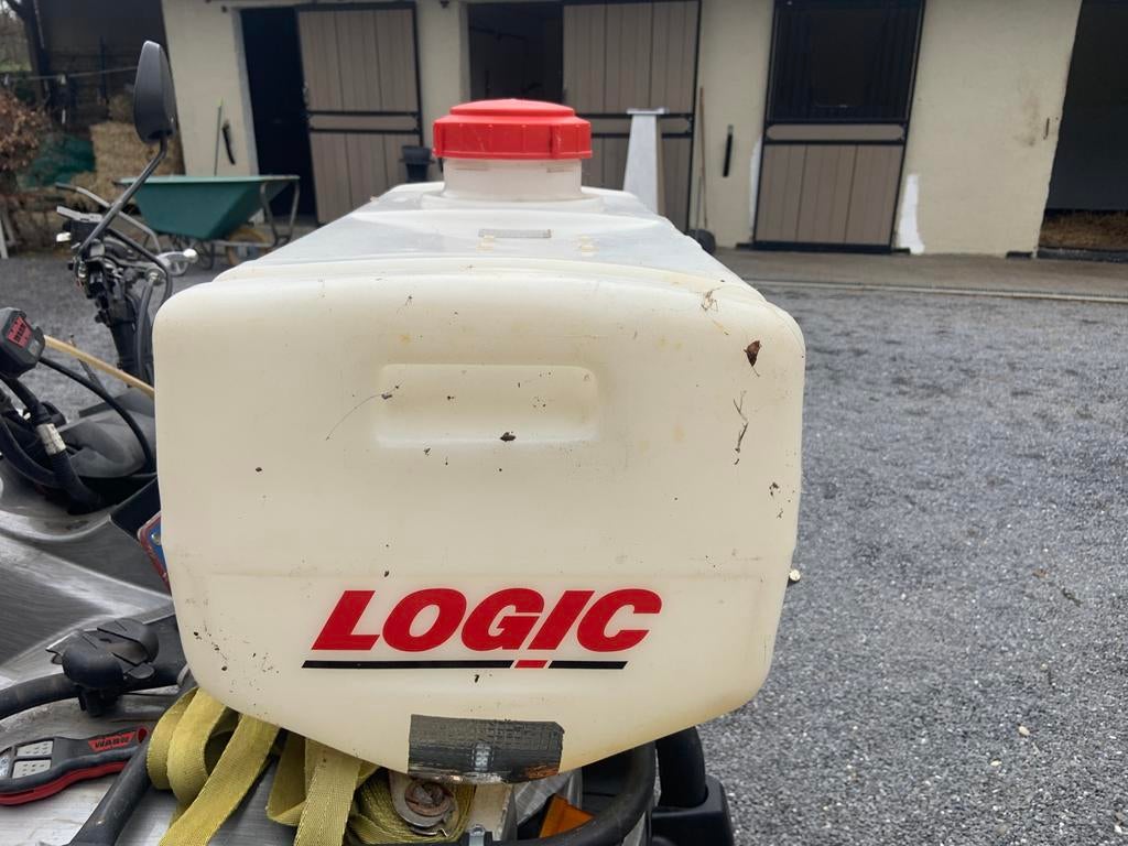 Récipient à eau ou pulvérisateur Logic