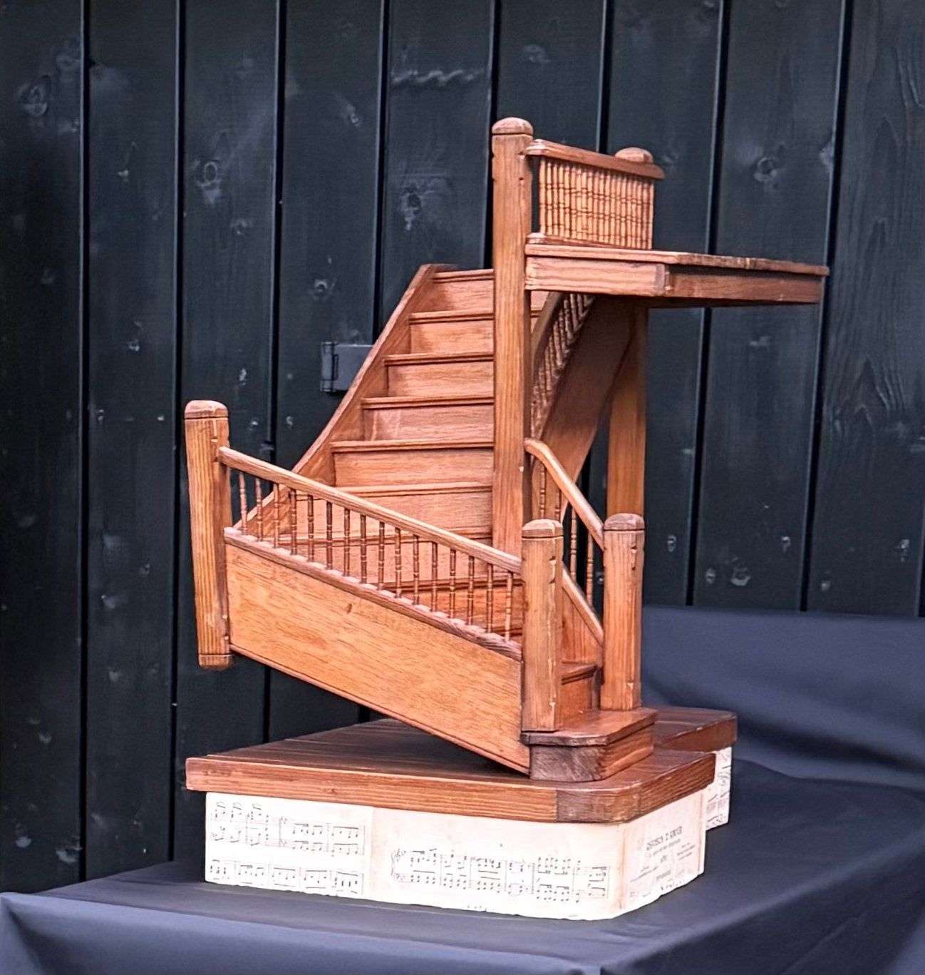Escalier en bois à grande échelle des années 1940/1950, Enlèvement