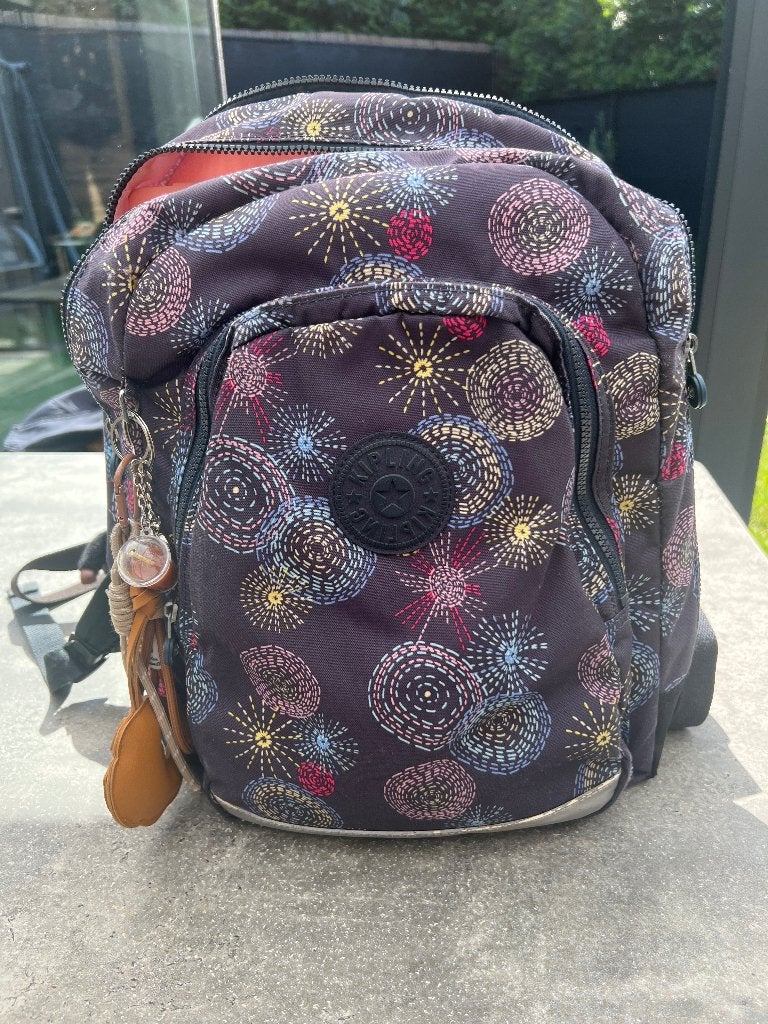 Kipling boekentas en pennenzak, Ophalen