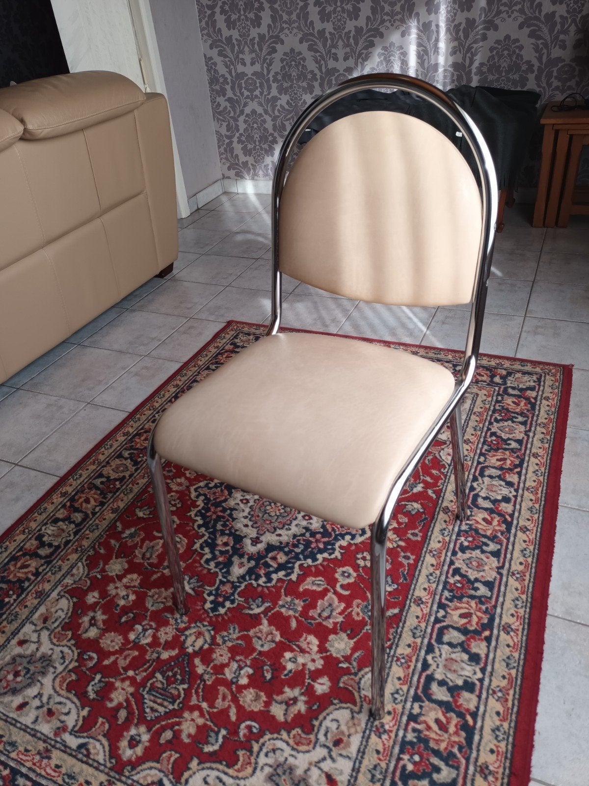 4 Vercroomde keuken stoelen met beige lederlook zit., Enlèvement