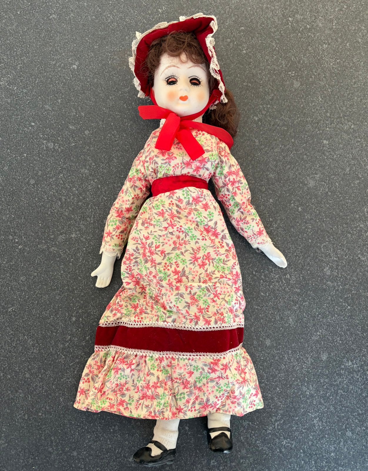 Jolie poupée de collection vintage  en porcelaine, Verzamelen, Poppen, Ophalen of Verzenden, Zo goed als nieuw, Pop