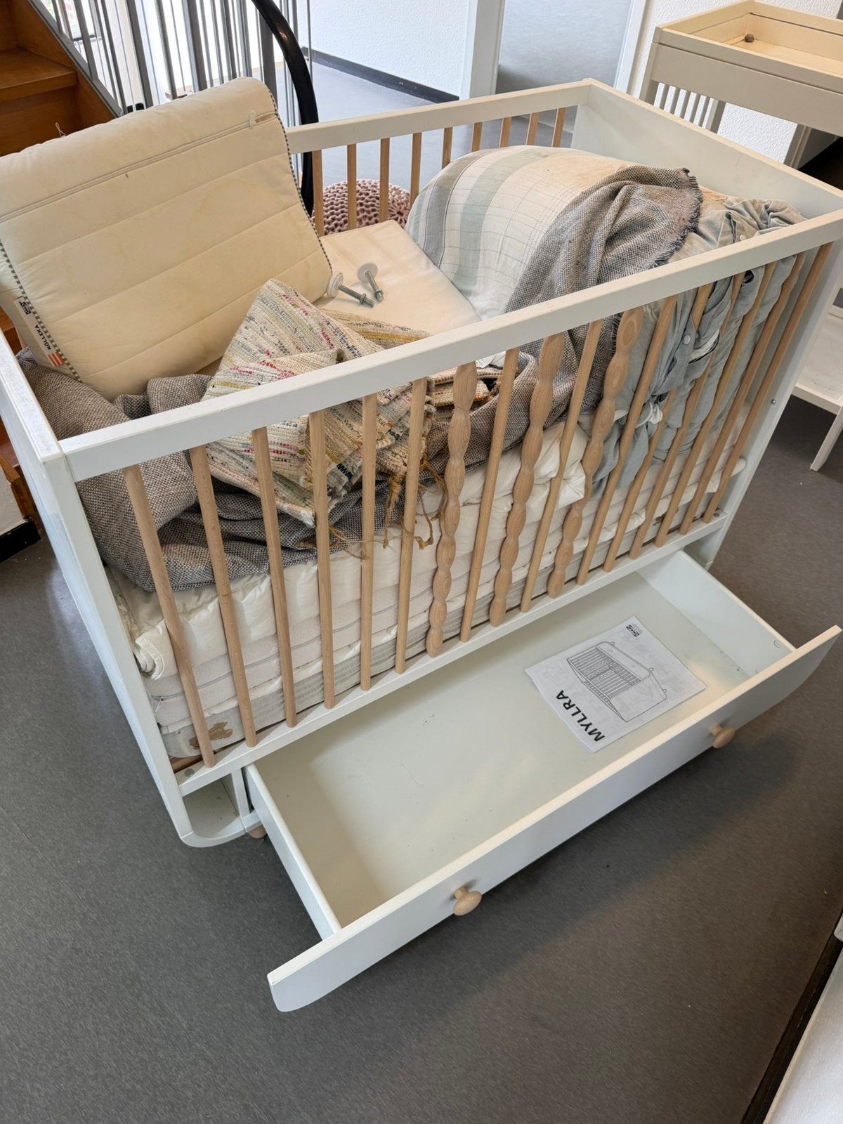 IKEA MYLLRA babybedje + lade + 2 matrassen–zo goed als nieuw, Enlèvement, Comme neuf