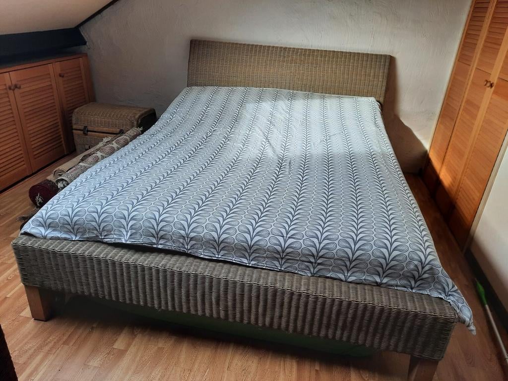 Rotan 2-persoonsbed + 2 bijpassende koffers, Huis en Inrichting, Slaapkamer | Bedden, Ophalen, Overige materialen, Gebruikt, Beige