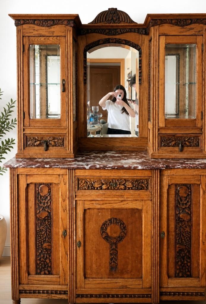 Meuble en chêne avec socle en marbre rouge, Enlèvement