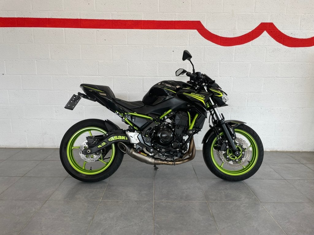 Kawasaki z650 *AKRAPOVIC*, Motos, ABS, Entreprise, Occasion, 2 cylindres