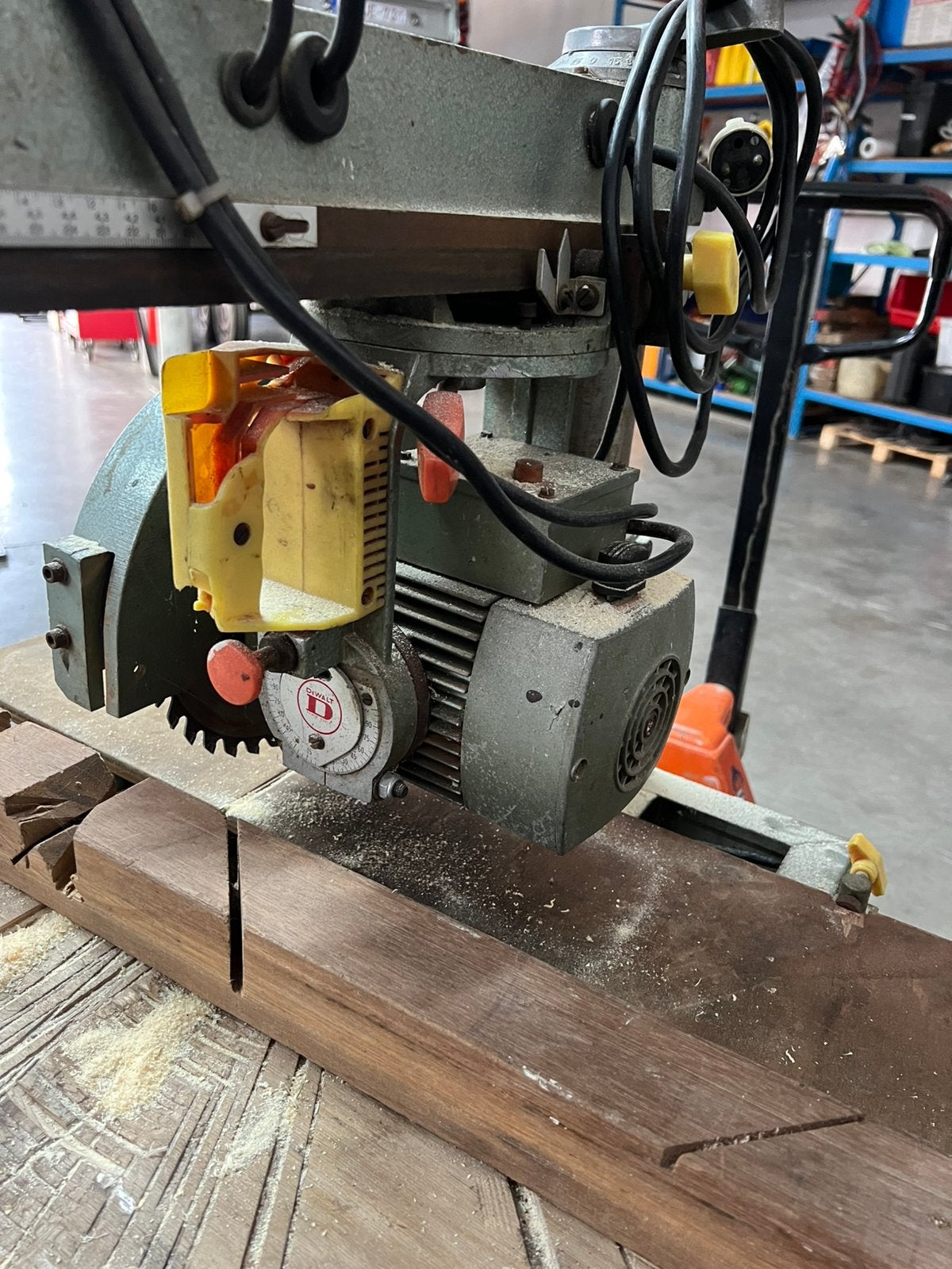 ! ! ! Scie à tronçonner DEWALT ! ! ! !, Bricolage & Construction, 600 à 1200 watts, Scie à onglet, 30 à 70 mm, Enlèvement