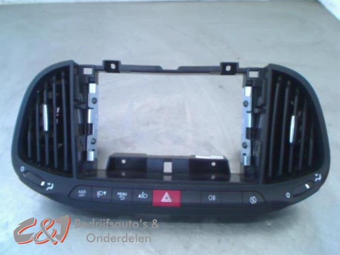 Grille aération tableau de bord d'un Fiat Doblo, Autos : Pièces & Accessoires, -, 3 mois de garantie, Utilisé, Fiat