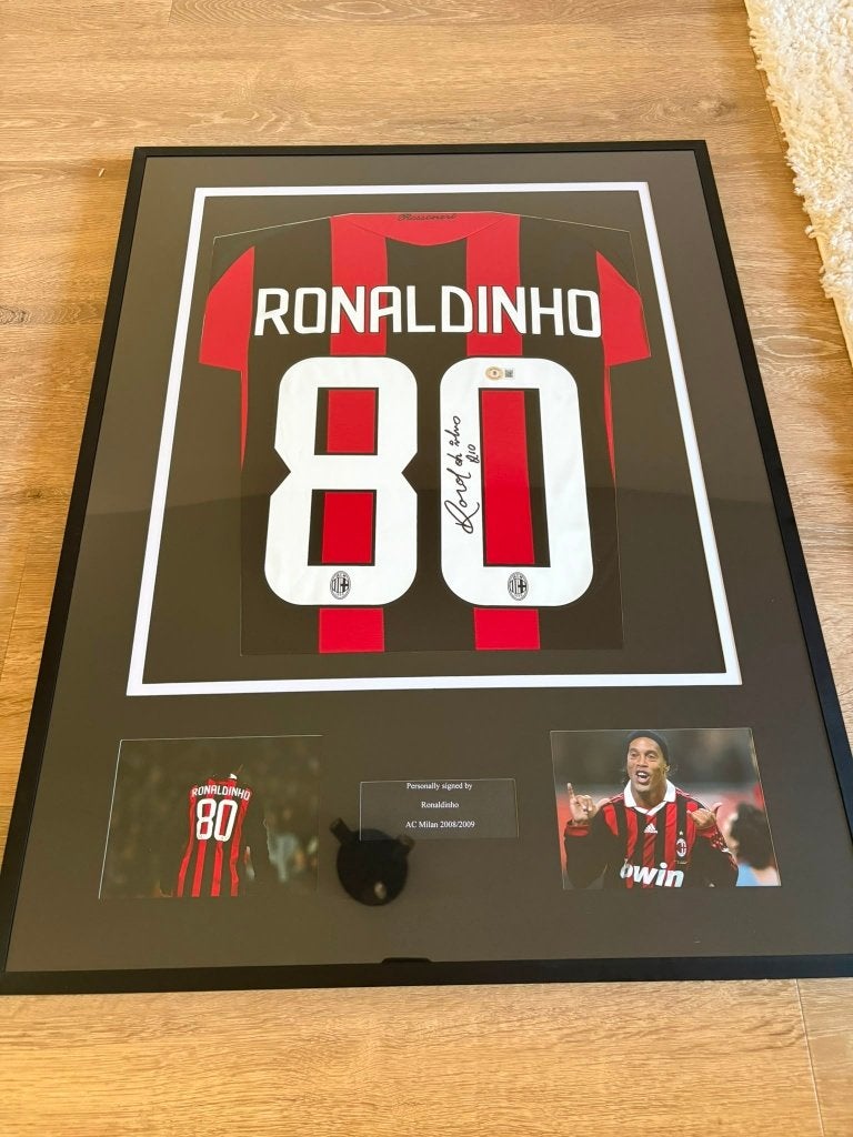 Ingelijst gesigneerd Ronaldinho AC Milan shirt 2008/2009, Enlèvement ou Envoi, Comme neuf, Maillot