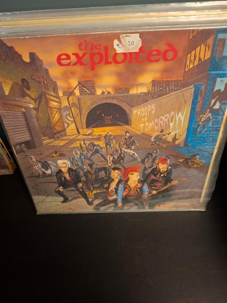 lp - the exploited - troops of tomorrow, Cd's en Dvd's, Gebruikt, 1980 - 1989, Ophalen of Verzenden, Inclusief binnenhoes