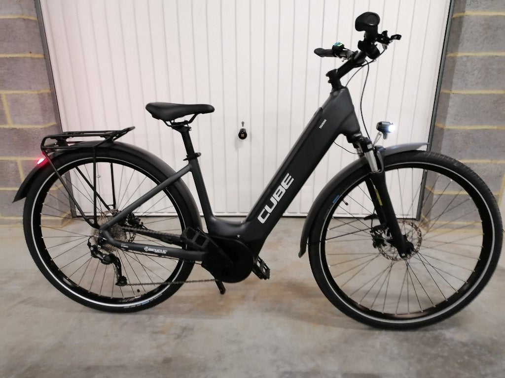 Vélo électrique CUBE TOURING HYBRID ONE 625 EE 250 km impec, Vélos & Vélomoteurs, Neuf, 50 km par batterie ou plus, Cube, Enlèvement ou Envoi