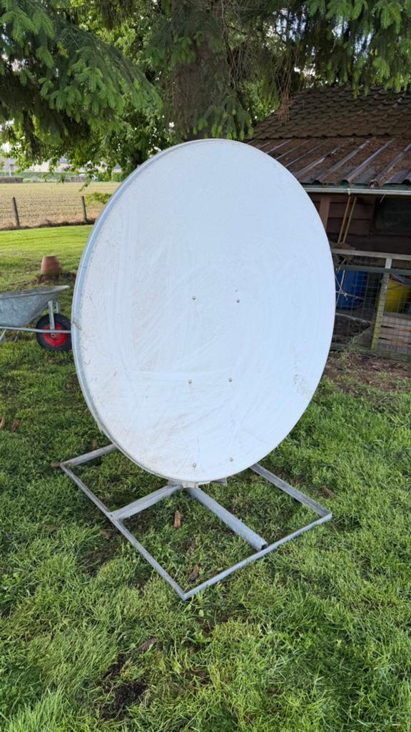 Gemotoriseerde ovale satteliet schotel op voet, Audio, Tv en Foto, Schotelantennes, Ophalen, Gebruikt, (Schotel)antenne, Overige merken