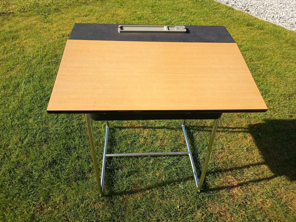 Charmant petit bureau d'écolier ancien