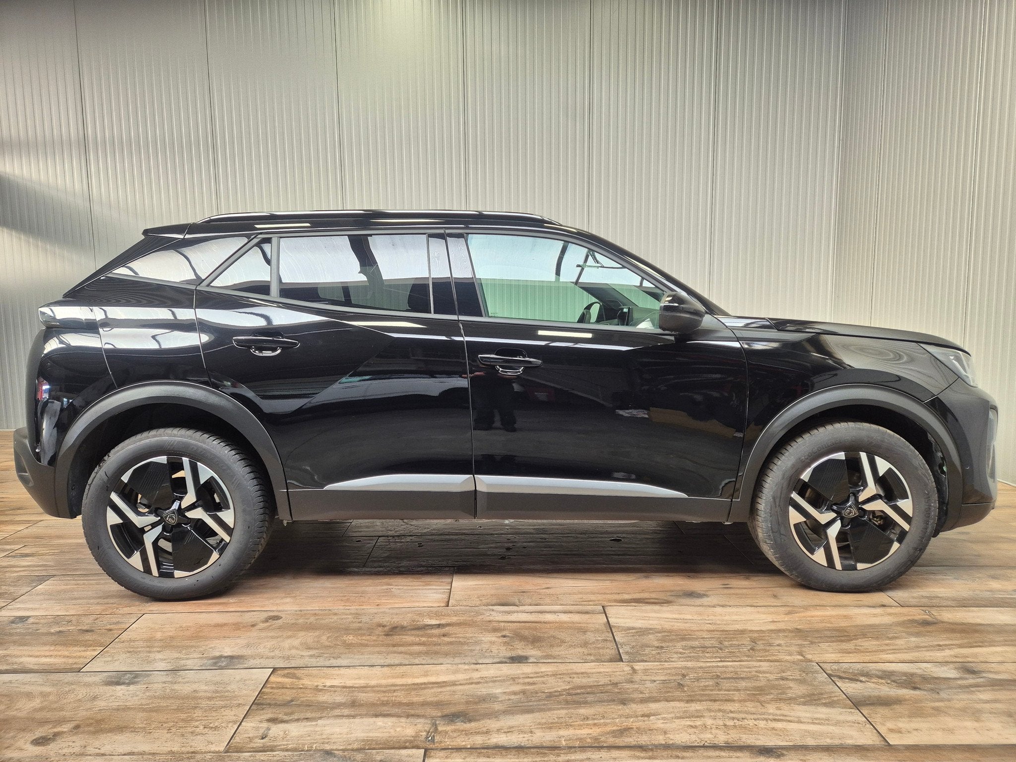 Peugeot 2008 1.2 Hybrid 145pk Allure automaat, Auto's, Peugeot, 1199 cc, Zwart, Leder, Bedrijf