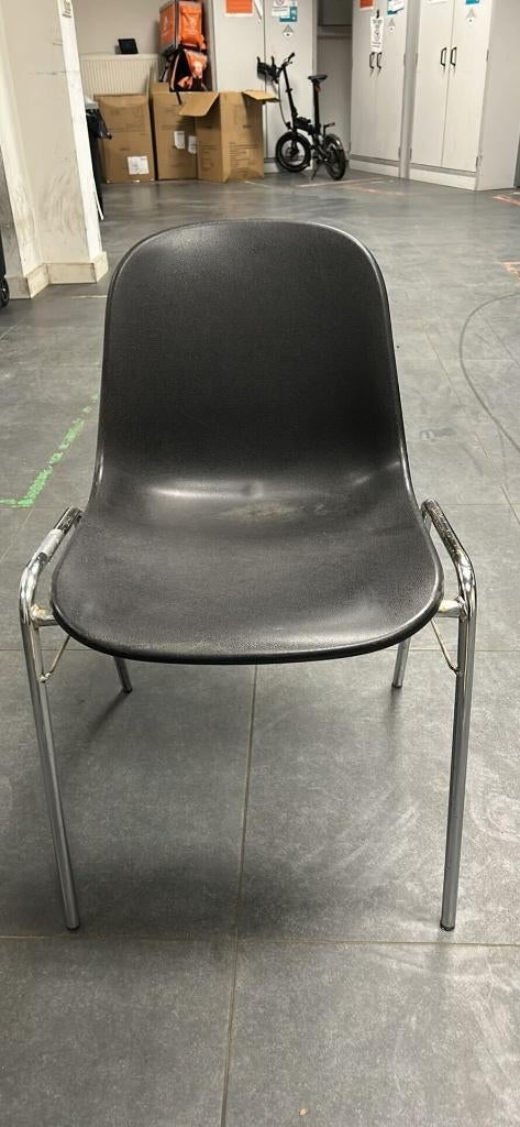 Stoelen, Ophalen, Gebruikt, Stevig Plastic met ijzeren poten. Stapelbaar, Zwart