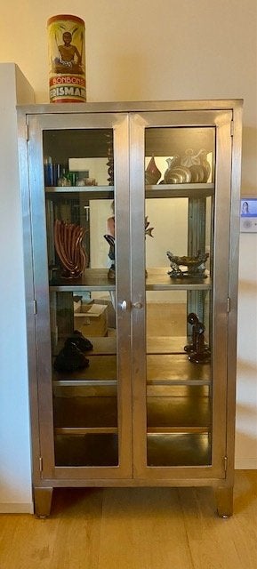 INDUSTRIËLE DUBBELDEURS VINTAGE APOTHEKERSKAST, Antiek en Kunst, Ophalen
