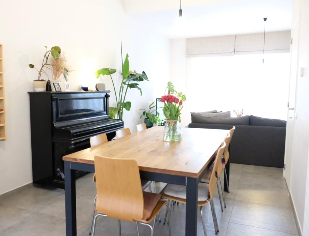 Houten eettafel met zwarte poten, Huis en Inrichting, Tafels | Eettafels, Ophalen, Zo goed als nieuw