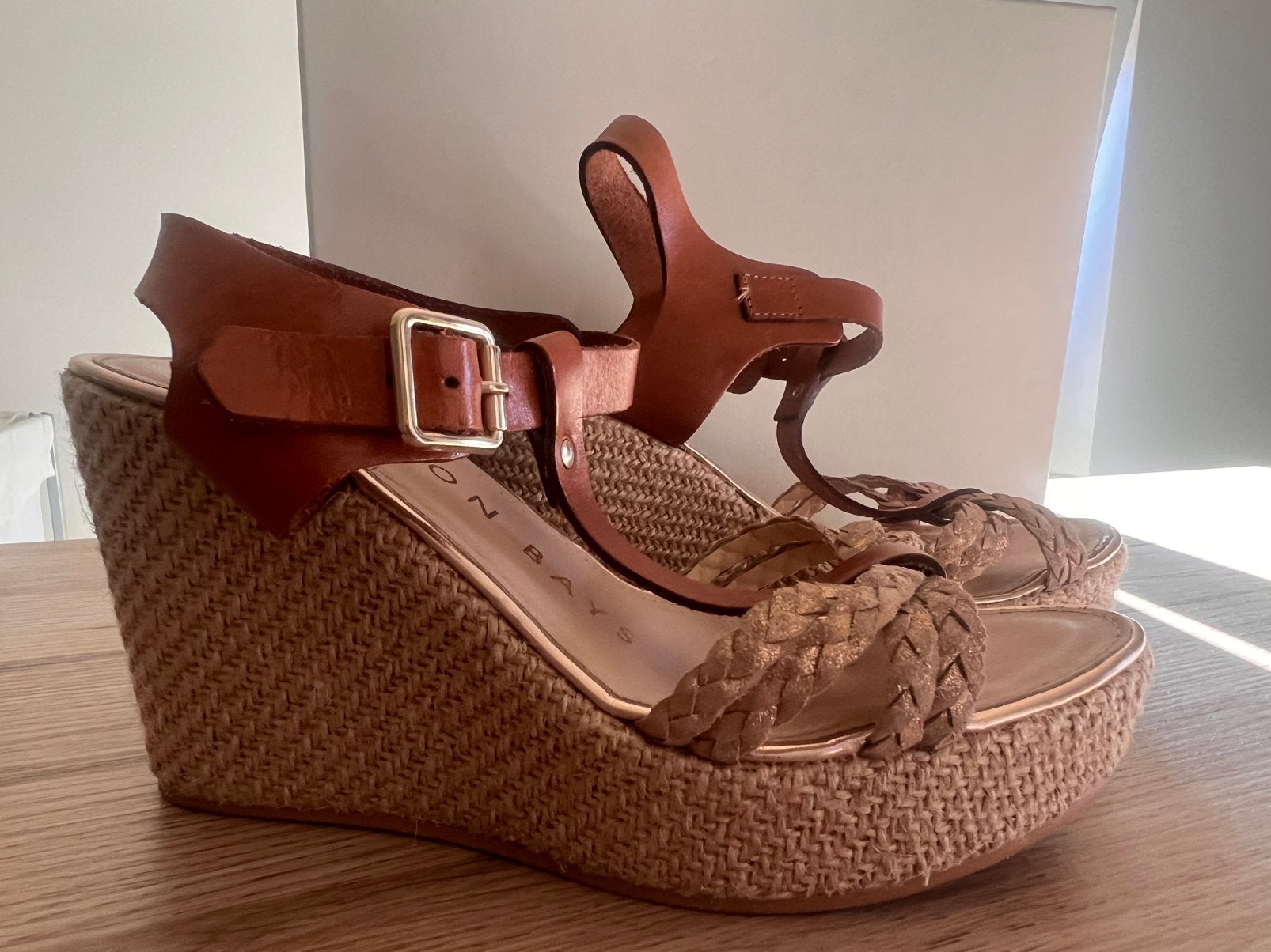 HAMPTON BAY sleehakken sandalen maat 36, Bruin, Zo goed als nieuw, Sandalen of Muiltjes, Ophalen of Verzenden