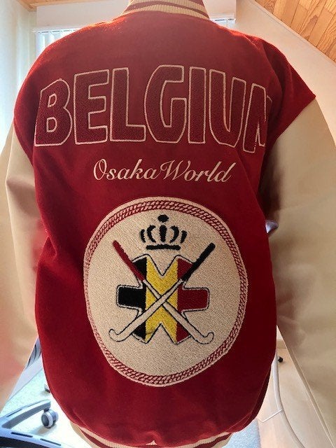 Hockey Official Belgium Varsity Jacket Red - Osaka, Sport en Fitness, Ophalen, Nieuw