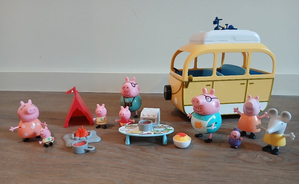 Peppa Pig camper met tent + Peppa Pig messy kitchen, Ophalen of Verzenden, Zo goed als nieuw, Poppenhuis