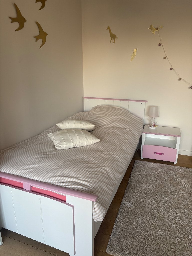 Lit simple rose/blanc avec table de chevet, Maison & Meubles, 90 cm, Enlèvement, 200 cm, Une personne