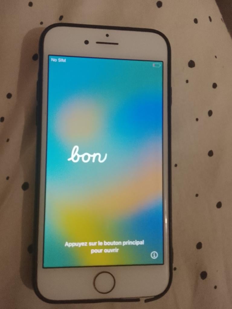 iPhone 8 64gb achter kant barsten beetje hoesje erbij, Telecommunicatie, Mobiele telefoons | Apple iPhone, Ophalen of Verzenden