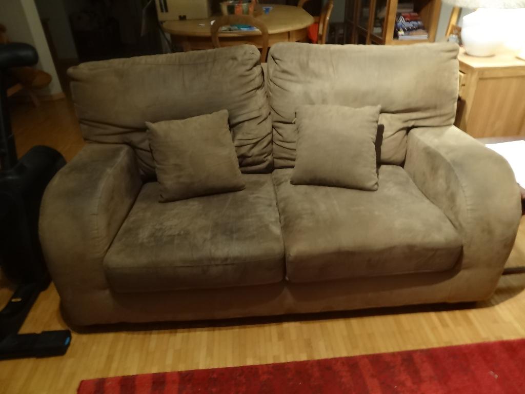 Canapé Alcantara taupe 2 places à donner, Huis en Inrichting, Zetels | Zetels, Ophalen, Gebruikt, 150 tot 200 cm, Tweepersoons