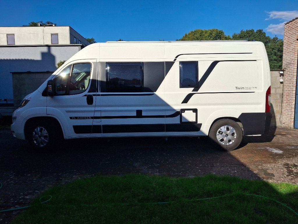 Adria VAN camper, Caravans en Kamperen, Chemisch toilet, Buscamper of Camperbus, Ringverwarming, Treinzit