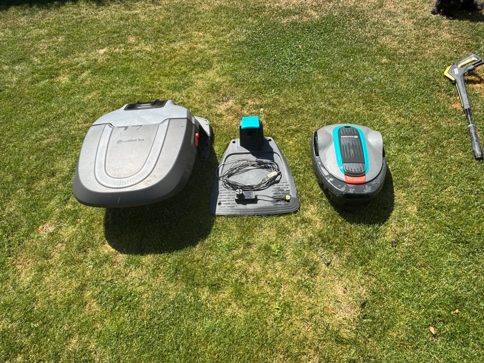 Robot tondeur , station de charge Gardena avec garage., Enlèvement, Utilisé, Moins de 20 cm