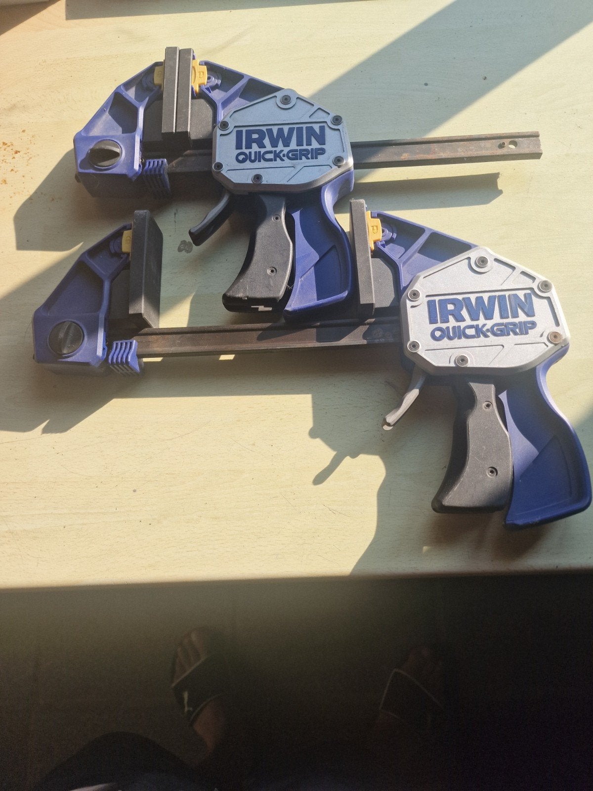 A vendre 2 serre-joints Irwin état neuf bleu ,gris, Bricolage & Construction, Outillage | Outillage à main, Enlèvement, Neuf, Jeu d'outils