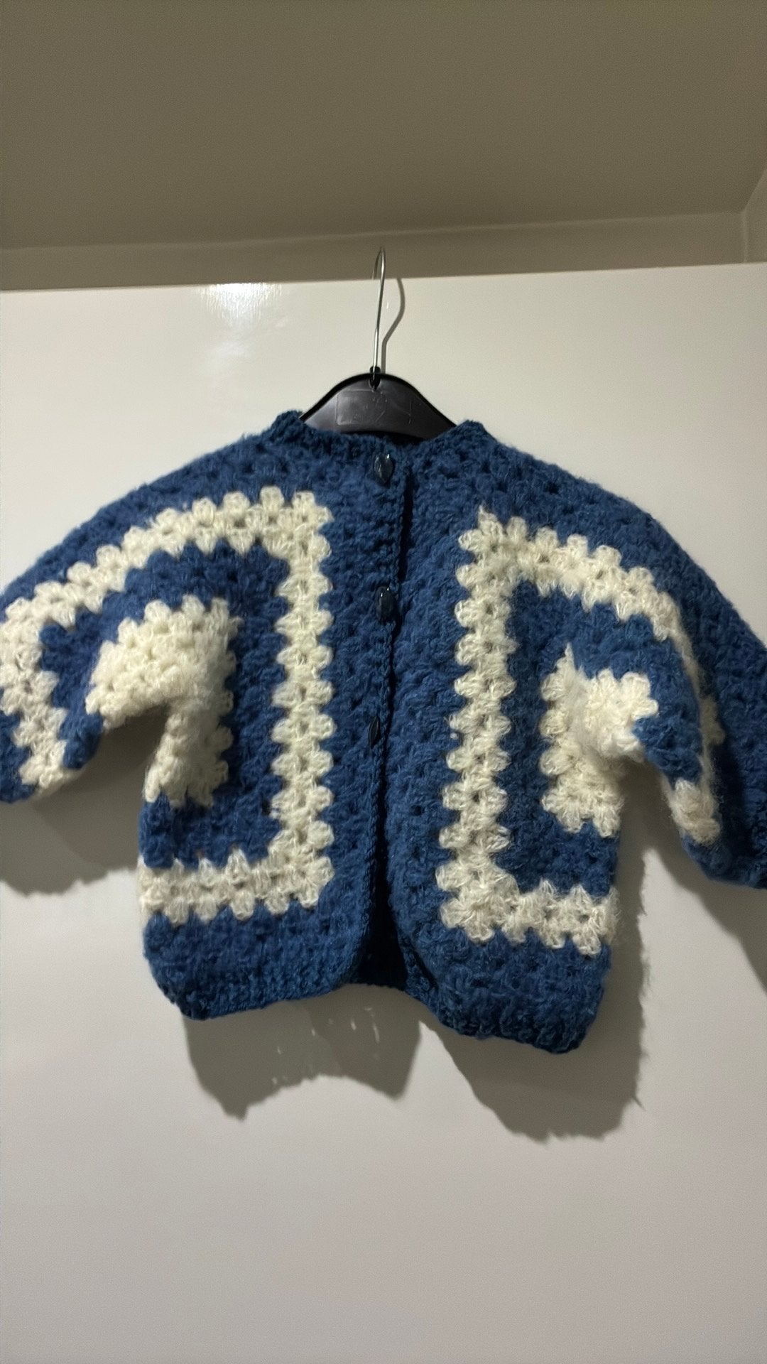 Gilet neuf en pure laine fait main (2-3 ans) !, Enlèvement, Neuf