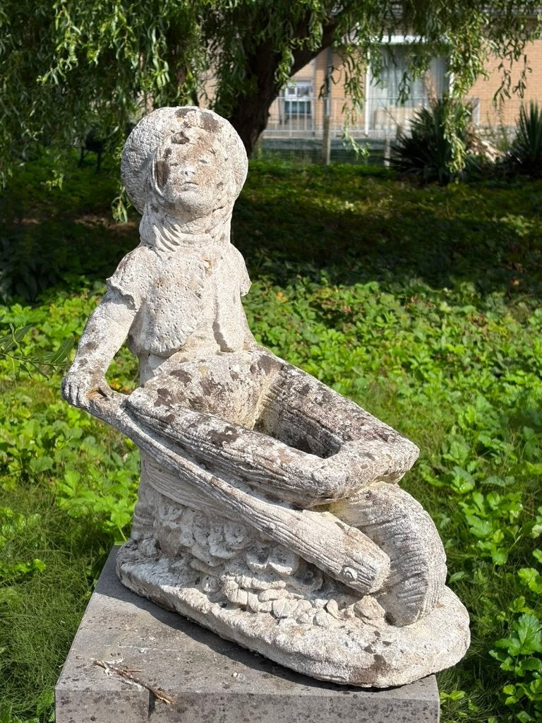 Oud tuinbeeld kind met kruiwagen steen bloempot, Tuin en Terras, Ophalen, Gebruikt, Steen, Mensenbeeld