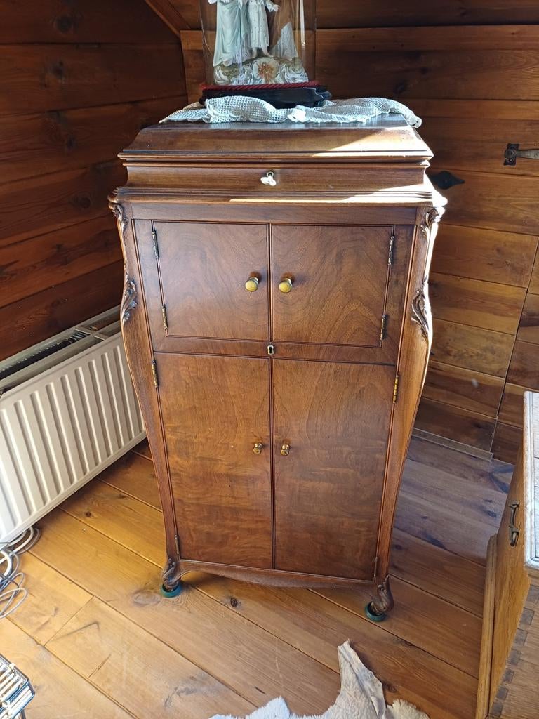 Oude grammofoon kast, Ophalen
