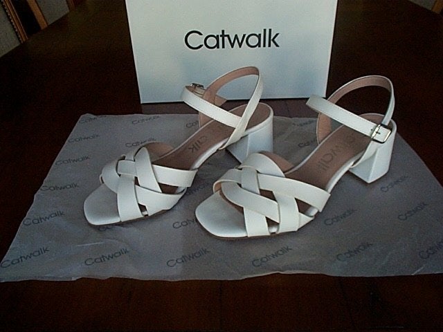 Supermooie NIEUWE Essentiel Sandalen CATWALK 37=38, Neuf, Enlèvement ou Envoi, Catwalk, Blanc