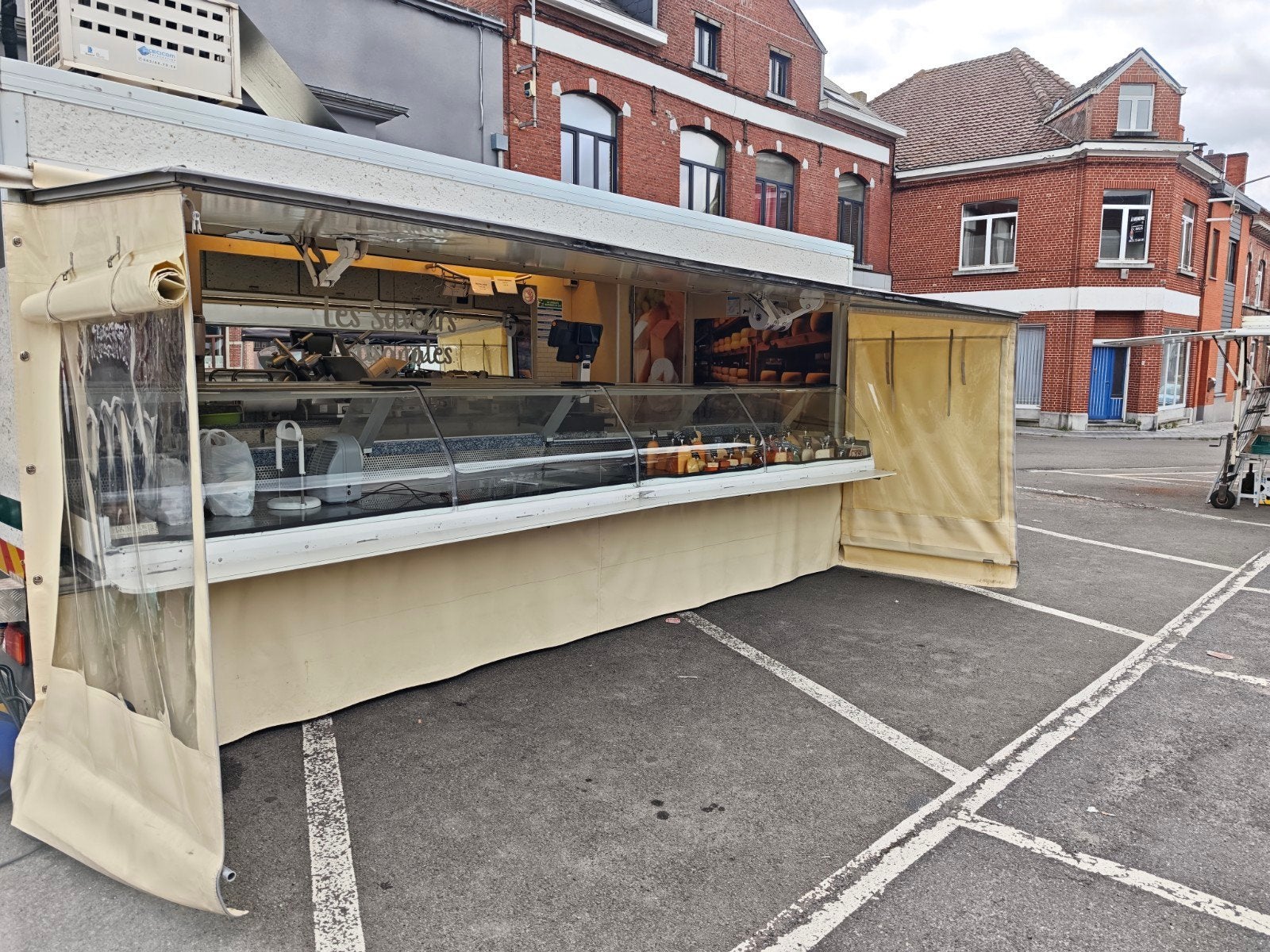 Camion magasin charcuterie fromagerie ou autre