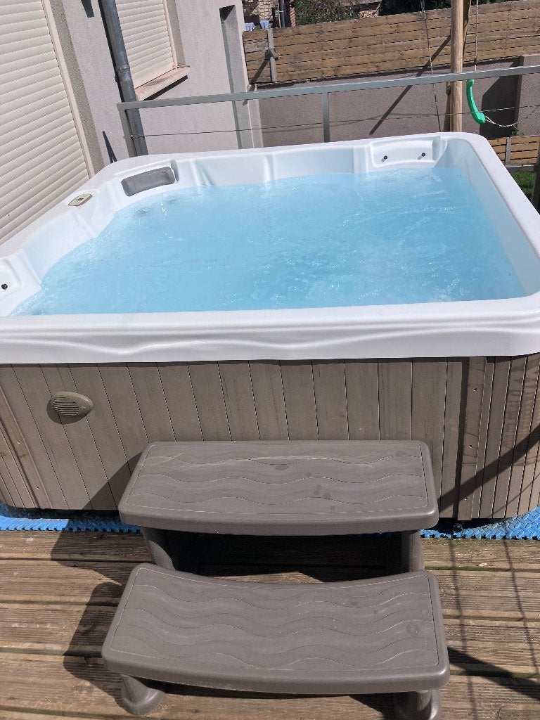 Spa &jaccuzi rigide, Tuin en Terras, Ophalen, Zo goed als nieuw, Trap, Vast