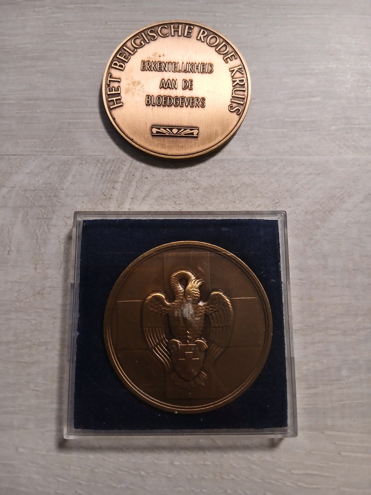 2 x medaille Rode kruis bloedgevers, Postzegels en Munten, Penningen en Medailles, Ophalen, Brons
