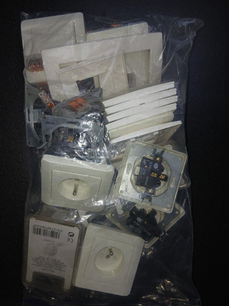 Allerlei: elektrisch materiaal, bak nagels, meerdere,..., Ophalen, Gebruikt