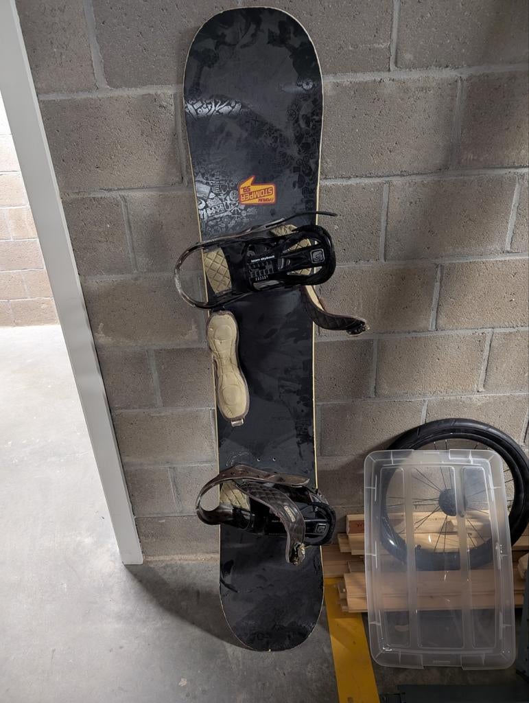 Snowboard + Burton bindings, Enlèvement, Planche