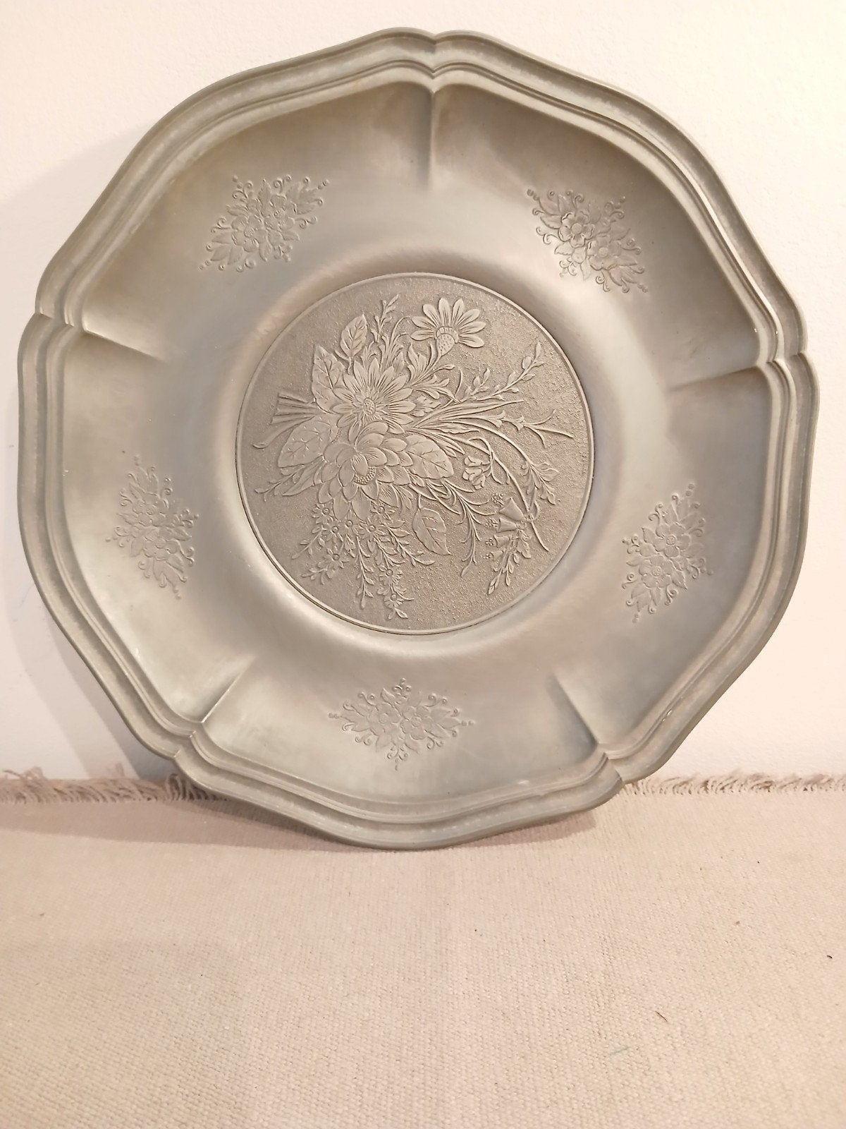 Grande assiette en etain massif tre effe italie, Antiquités & Art, Enlèvement ou Envoi