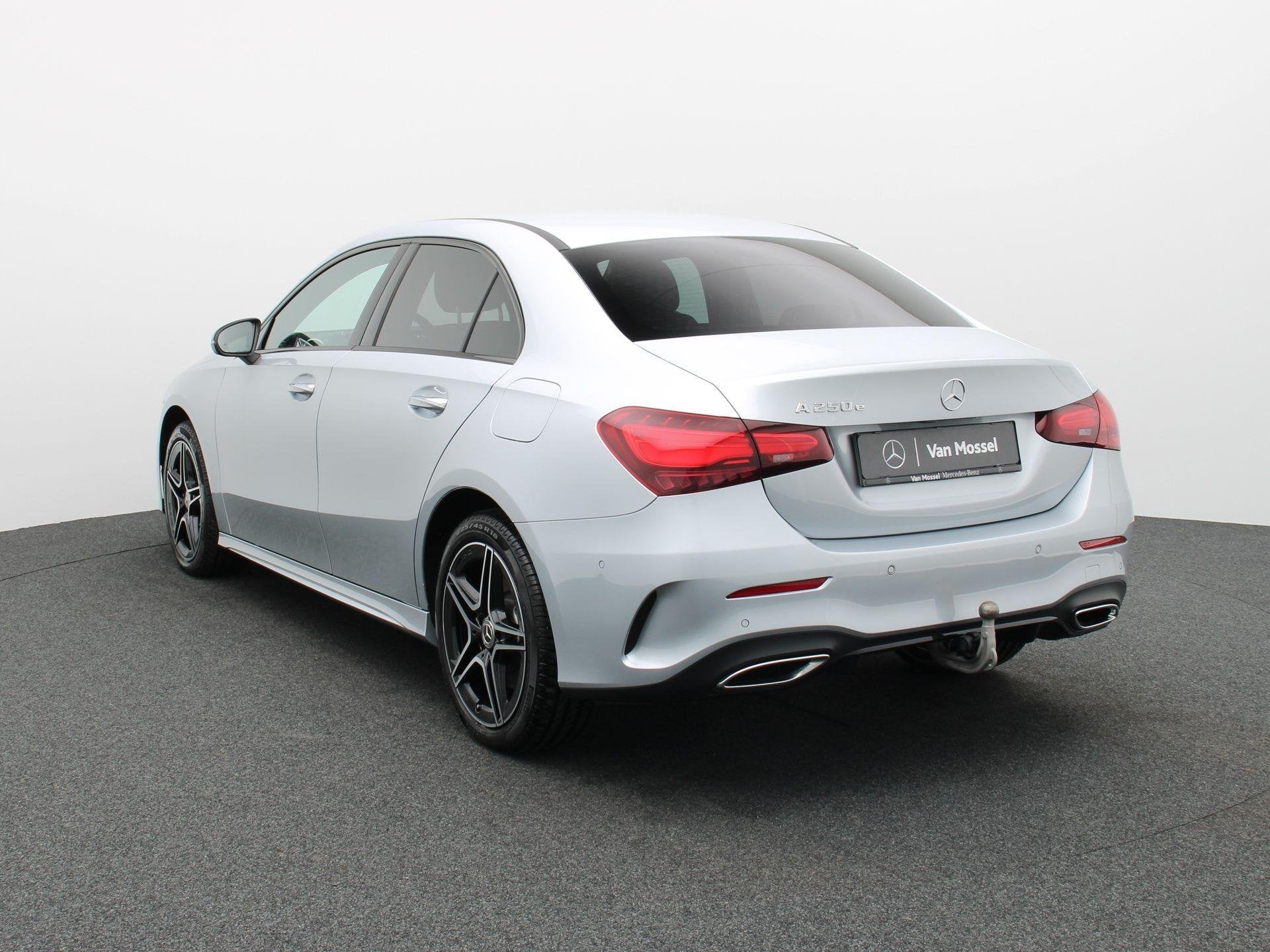 Mercedes-Benz A 250 e AMG Line BERLINE + NIGHTPAKKET + TREKH, Auto's, Mercedes-Benz, Stof, Gebruikt, Zwart, 4 cilinders
