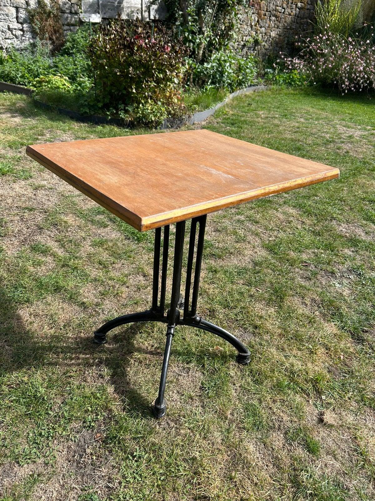 Table carree en bois avec beau pied metal, Maison & Meubles, Enlèvement, Comme neuf