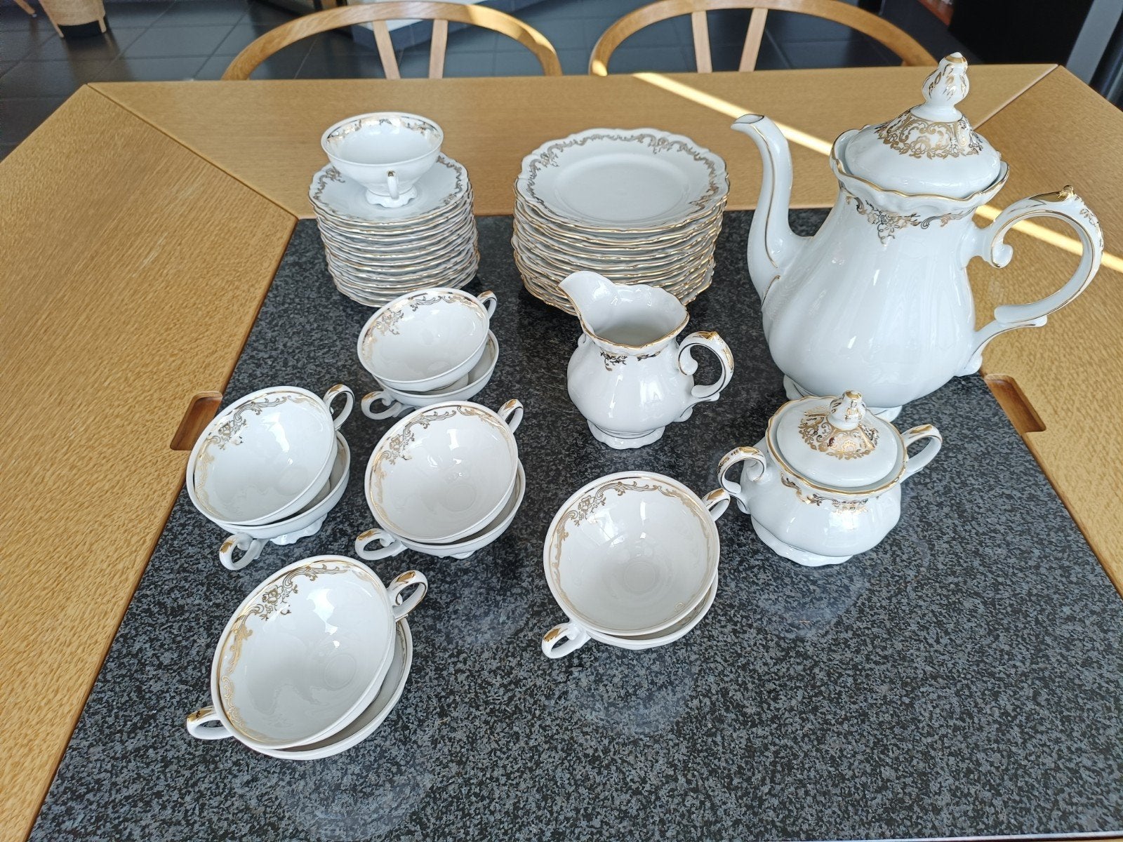 Bavaria koffieservies. Wit porselein met goudkleurig versier, Enlèvement